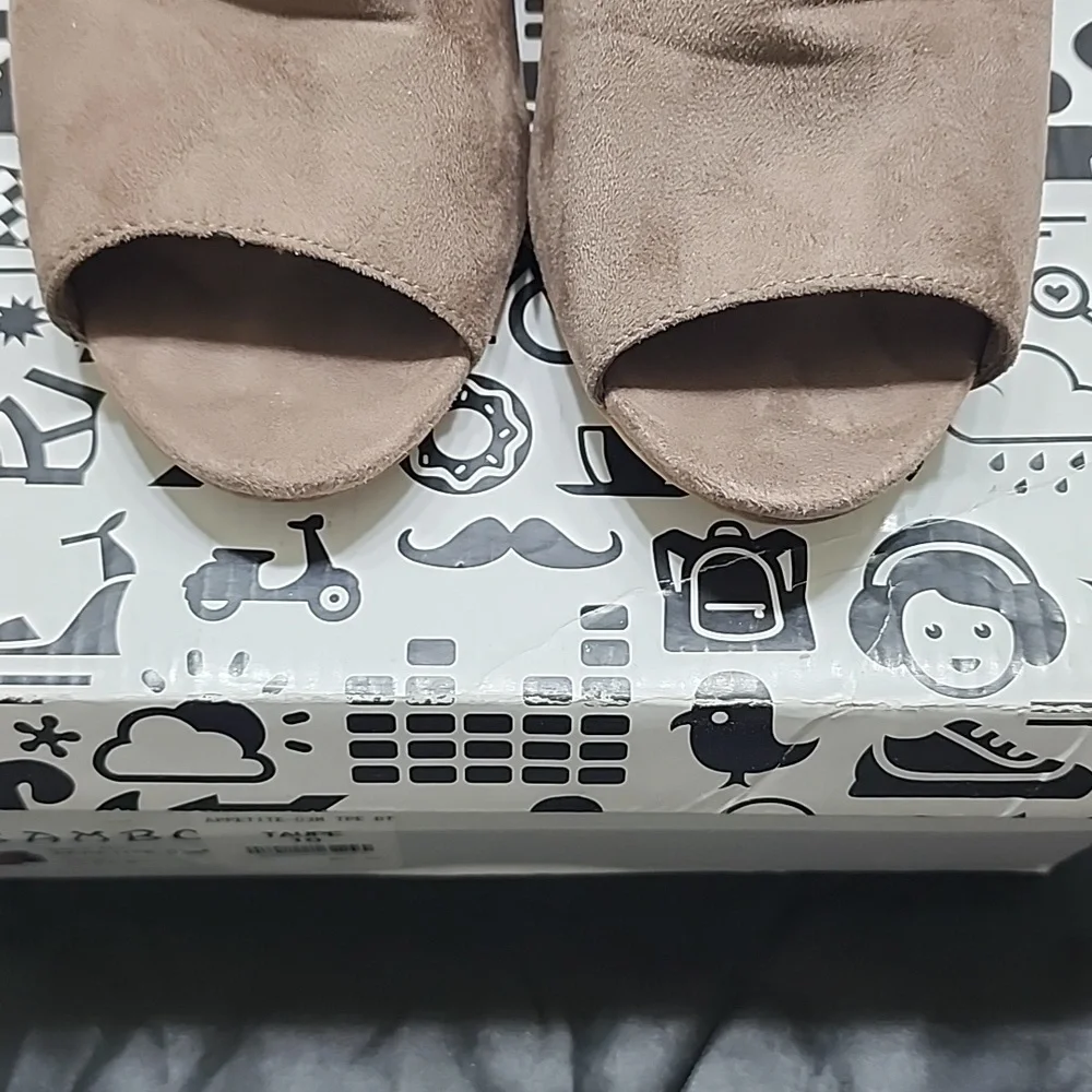 Womens Taupe brushed suede size 10. - Picture 4 of 7